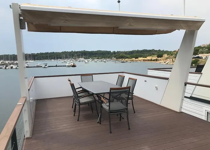 Floating House Varoni